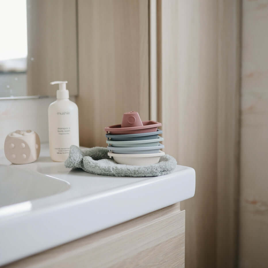 Bath boats, bathtub,  kids bath toys, bathroom