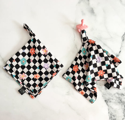 💕 Punky Bloom bamboo muslin pacifier clip