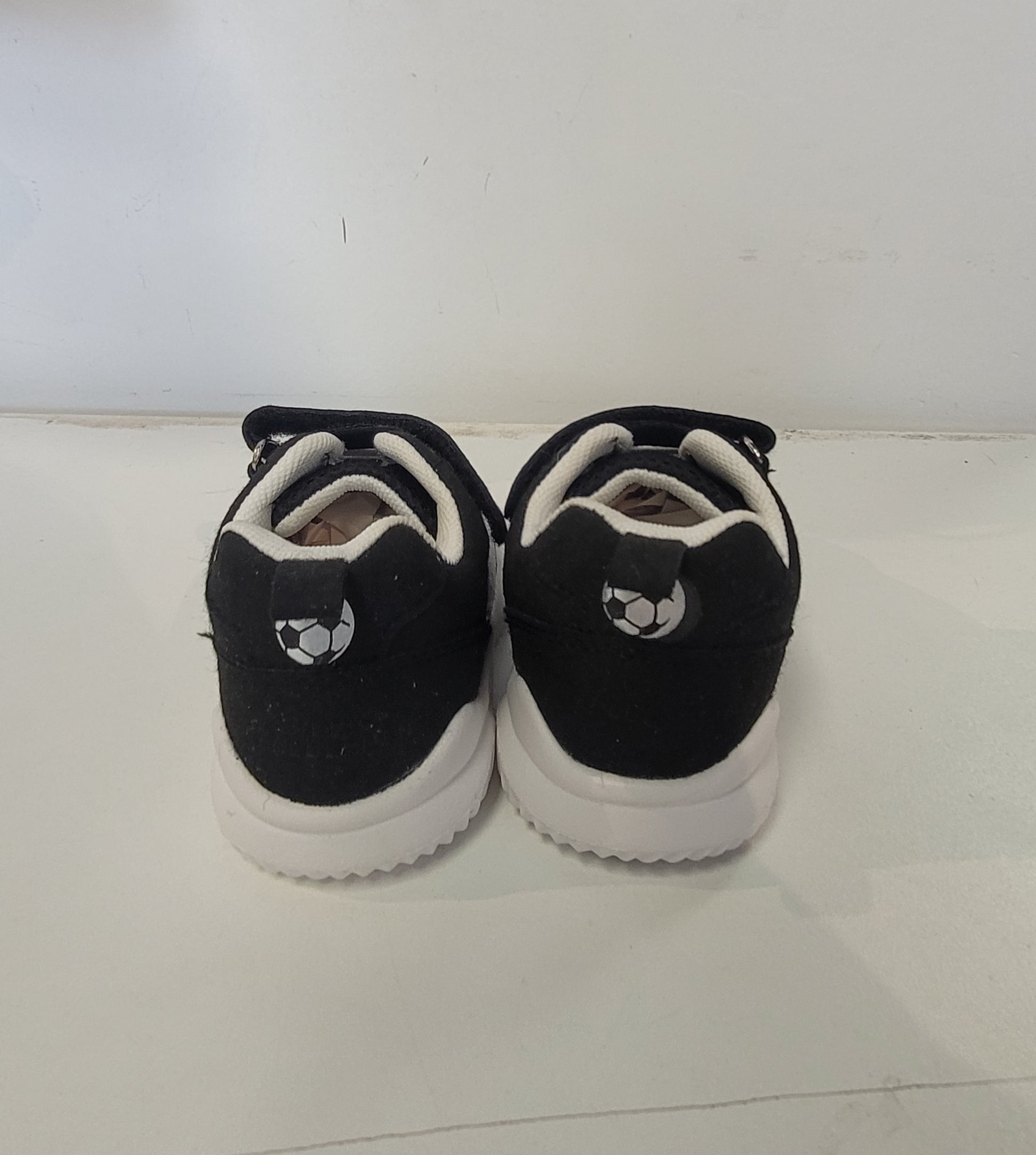 Back view of Sherick Fredermen lightweight EVA sneakers for kids in black with a soccer logo.
