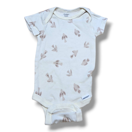 Gerber 0/3M pre-loved baby onesie with soft fabric and cute print, perfect for everyday wear.